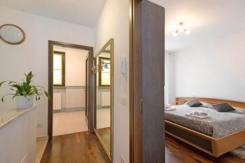 a bedroom with a bed and a mirror at La Villa in Mantova