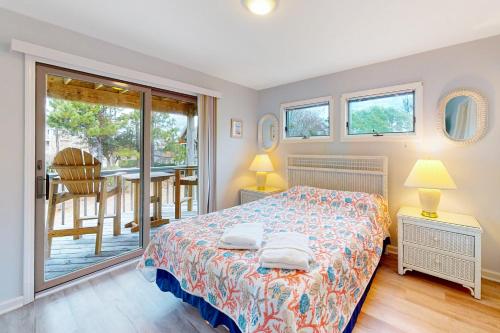 1 dormitorio con 1 cama y balcón en Crustacean Sensation CL12, en Corolla