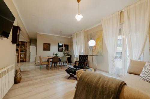 sala de estar con sofá y mesa en Apartamento Vara de Rey, en Logroño