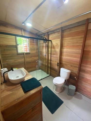 een badkamer met een wastafel en een toilet. bij Casa Bené Ilha do Combu Amazônia Belém in Belém
