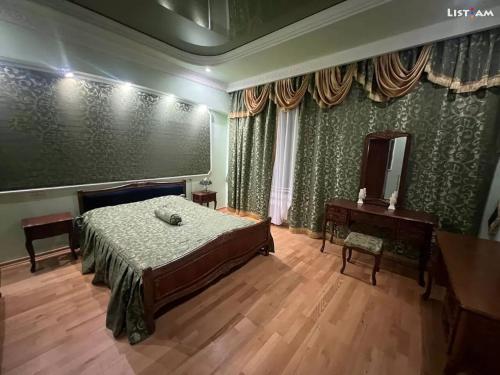 1 dormitorio con cama, espejo y mesa en Happy home guest house, en Fantan
