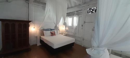 Una cama o camas en una habitación de Chanteak Bali - Teak House 2