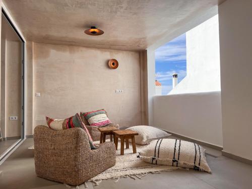 salon z dwoma krzesłami i stołem w obiekcie Tarifa Cozy House - Minimaliste w mieście Tarifa