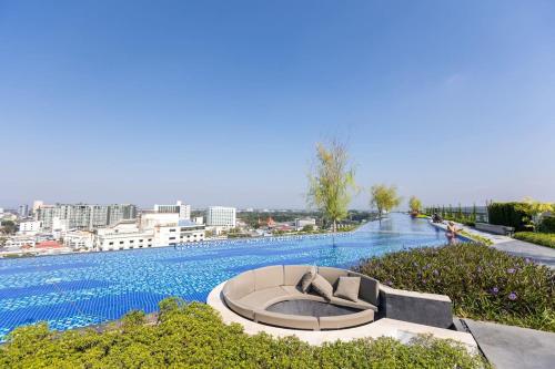 - une grande piscine avec 2 chaises longues à côté dans l'établissement Sky River, Luxury Infinity, Center Chiang Mai, à Chiang Mai
