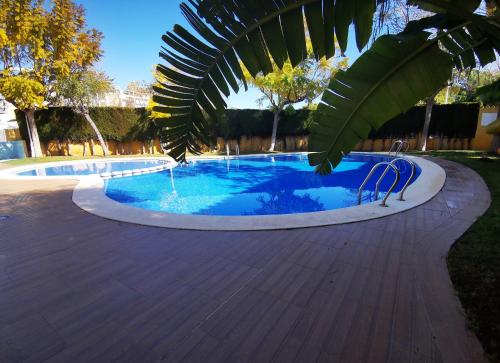 - une piscine avec une fontaine dans la cour dans l'établissement Adosado Alcossebre Vacaciones, à Alcossebre