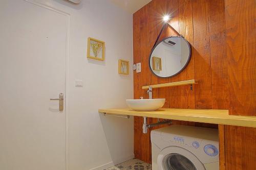 bagno con lavandino e lavatrice di Appartement Terrasse vue Mer a Canet-en-Roussillon