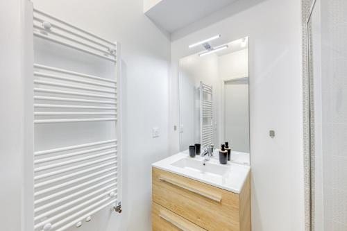 a white bathroom with a sink and a mirror at Cinéma Moon Luxury - Gare 3min - Proche Paris in Massy