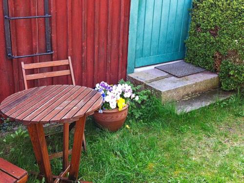 Gerlesborgにある3 person holiday home in HAMBURGSUNDの木製テーブルと椅子