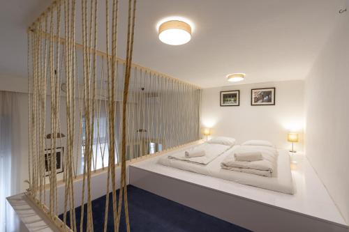 Postel nebo postele na pokoji v ubytování Modern Stylish Loft next to New York Palace