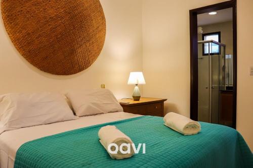 um quarto com uma cama com duas toalhas em Qavi - Triplex Resort Pipa #Resort19 em Pipa