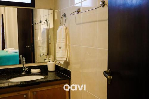uma casa de banho com um lavatório e um espelho em Qavi - Triplex Resort Pipa #Resort19 em Pipa