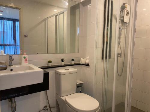y baño con aseo, lavabo y ducha. en Notthing Hill Charoenkrung93 Condominium, en Godown