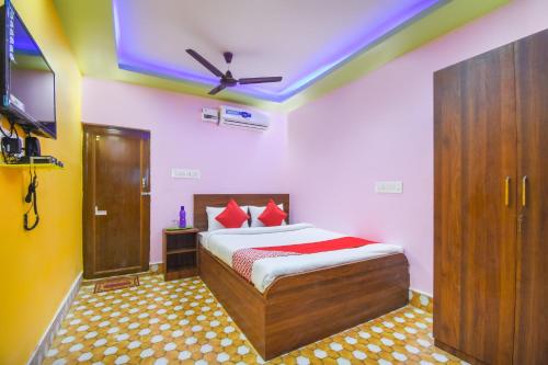 sypialnia z łóżkiem i sufitem w obiekcie Flagship Black Diamond Hotel and Restaurant Barasat w mieście Bārāsat