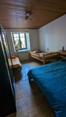 une chambre avec deux lits et une fenêtre dans l'établissement Escale du château de Promery 1389, à Annecy