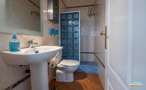 Ένα μπάνιο στο Apartamento Peñón Blanco