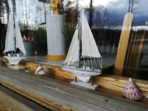 two model boats sitting on a window sill at Mökki Salakka Rääkkylä Pohjois-Karjala in Nieminen