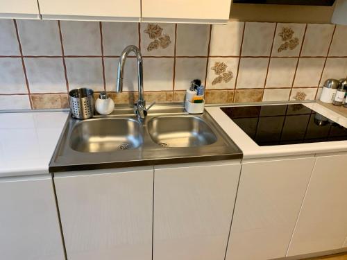 un fregadero de acero inoxidable en una cocina en Apartament Joanna parter blisko Rynku, Onkologii i strefy ekonomicznej, en Gliwice