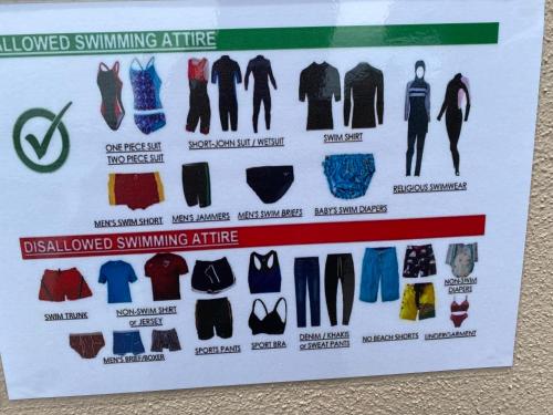 - une affiche de différents types de maillots de bain dans l'établissement Js homestay, à Malacca