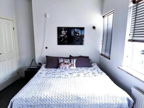 Postel nebo postele na pokoji v ubytování Spacious 7pp home in heart of rvk, quiet
