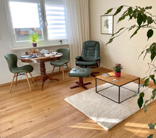 a living room with a table and chairs at zentrumsnahe Leipzig-Apartments, nahe UFZ und BMW inkl Parkplatz und Fahrräder in Leipzig