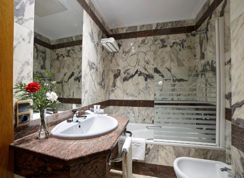 A bathroom at Zenit Dos Infantas