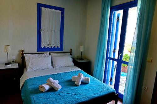 En eller flere senge i et værelse på Afroditi villa