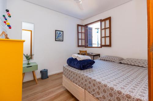 a bedroom with a bed and a window at Hostel Casa Azul in Sao Paulo