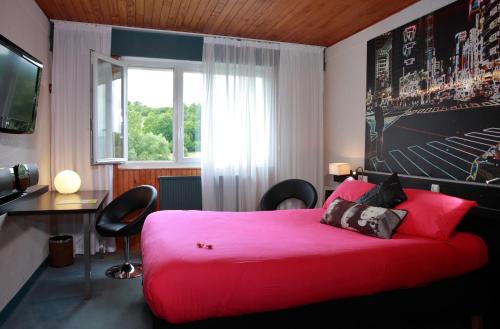 Un pat sau paturi într-o cameră la Auberge Du Parc