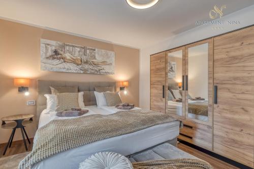 sypialnia z dużym łóżkiem i lustrem w obiekcie Apartment Nina Pazin w mieście Pazin