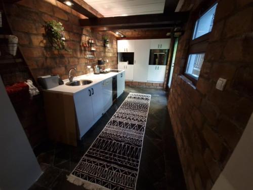 uma cozinha com uma escada no meio de uma sala em BASCARSIJA house em Sarajevo