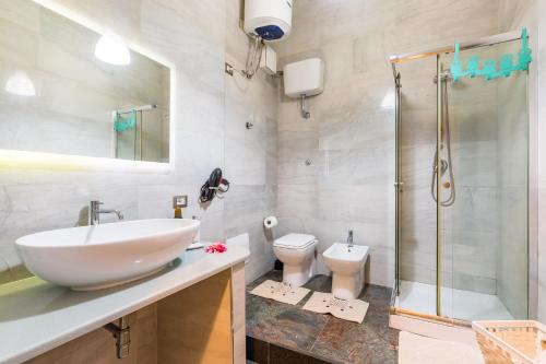 een badkamer met een wastafel, een douche en een toilet bij Museo Filangieri Apartment-Suite in Napels