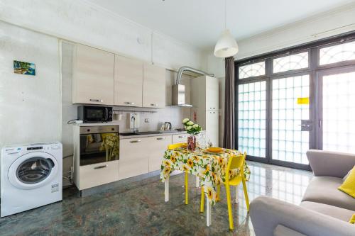 eine Küche mit einem Tisch und einem gelben Tischtuch in der Unterkunft Museo Filangieri Apartment-Suite in Neapel