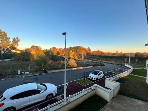 dos autos estacionados al lado de una autopista en Superbe appartement - DABNB, en Limoges