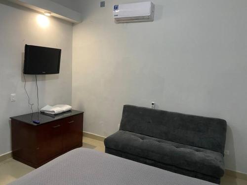 a living room with a couch and a television at Loft Hermoso en Guadalupe in Monterrey