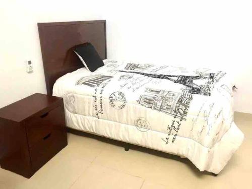 sypialnia z łóżkiem z rysunkiem w obiekcie Loft Hermoso en Guadalupe w mieście Monterrey