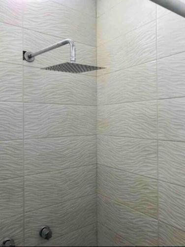 a shower with a shower head in a bathroom at Loft Hermoso en Guadalupe in Monterrey