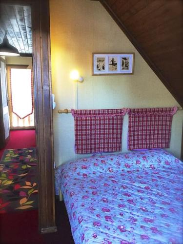 une chambre avec un lit dans une pièce dans l'établissement Appartement dans chalet au pied des pistes, à Saint-Lary-Soulan