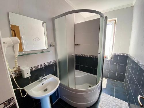 Ein Badezimmer in der Unterkunft садиба В ГОРАХ у Аліни