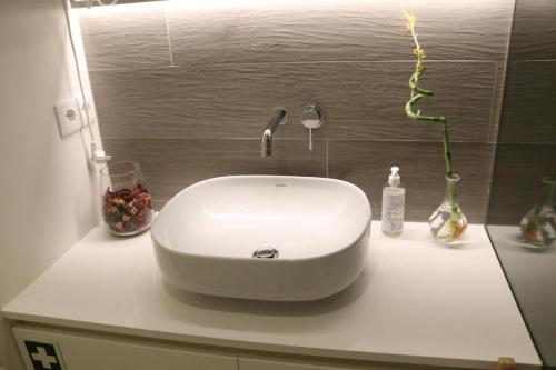 ein weißes Waschbecken auf der Theke im Bad in der Unterkunft ORM - São Lazaro Apartment in Porto