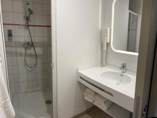 Ένα μπάνιο στο Logis Hôtel des Messageries