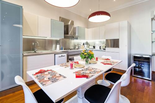 Market Square 2 bedrooms 2 baths AC private garageにあるキッチンまたは簡易キッチン