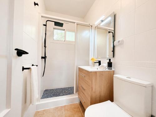 A bathroom at A un paso de la playa con piscina privada