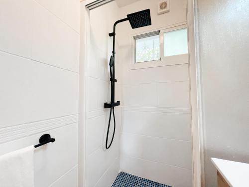 Koupelna v ubytování A un paso de la playa con piscina privada