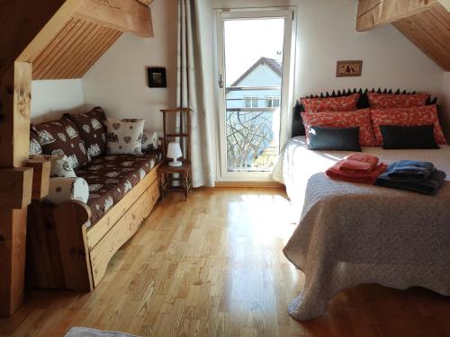 sala de estar con sofá y ventana grande en Chambres d'hôtes Au Doubs Murmure, en Les Fins