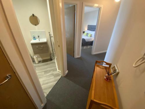 un couloir menant à une chambre avec un lit dans l'établissement Holiday home, à Manchester