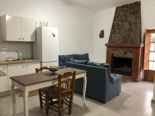 eine Küche und ein Wohnzimmer mit einem Tisch und einem Sofa in der Unterkunft Cortijo los Garridos - 7 huéspedes in Almería