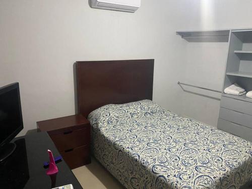 a bedroom with a bed and a dresser and a tv at Loft Hermoso en Guadalupe BBVA in Monterrey