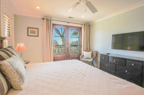 棕榈岛Sea Dream的一间带床、电视和窗户的卧室