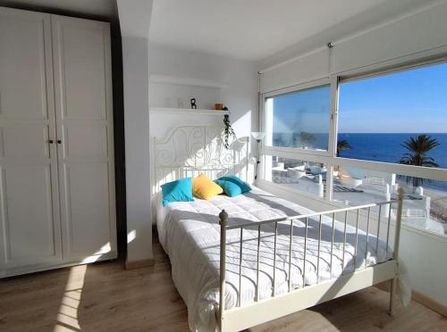 sypialnia z łóżkiem i widokiem na ocean w obiekcie Estudio con increíbles vistas. w mieście Cabopino