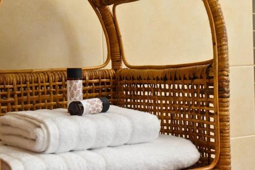 una pila de toallas en una cesta de mimbre en Apartment in Peania, en Paianía